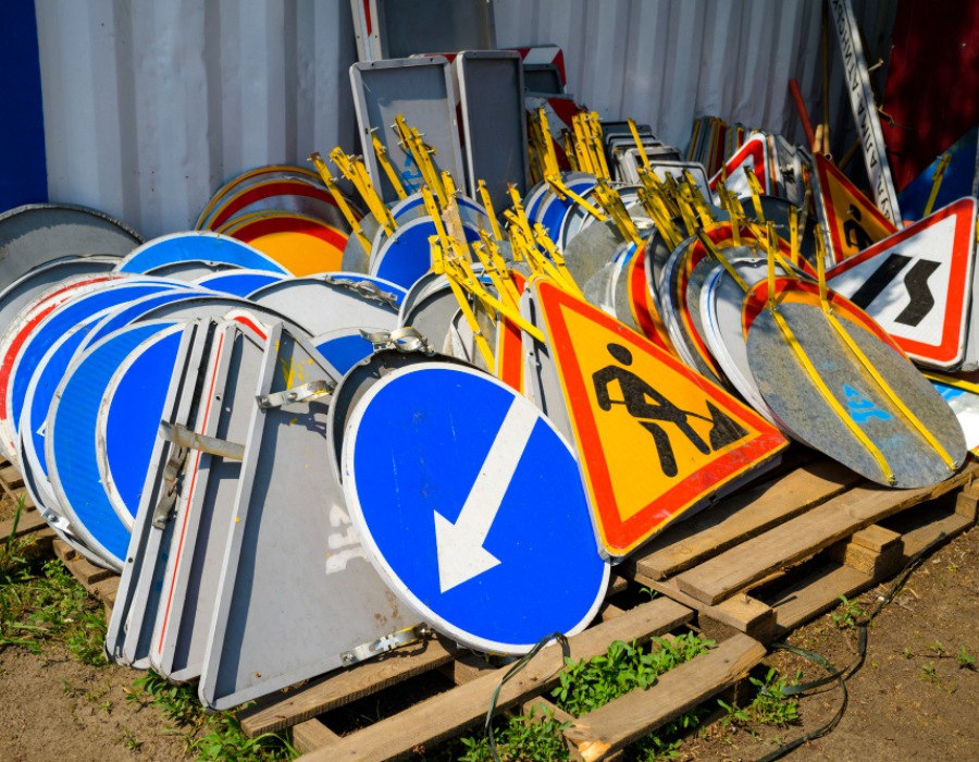 Vente de panneaux et accessoires de signalisation routière disponibles en stock