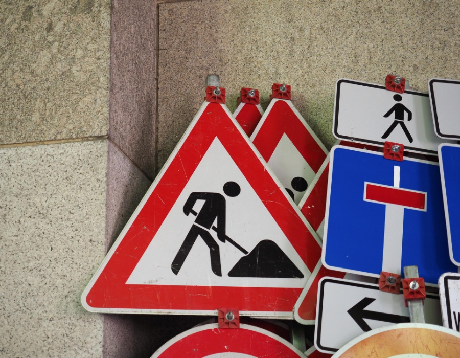 Pose de panneaux de signalisation routière avec fixation et alignement précis